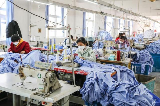長(zhǎng)塘鎮(zhèn) 外貿(mào)服裝加工忙 流水作業(yè)趕訂單